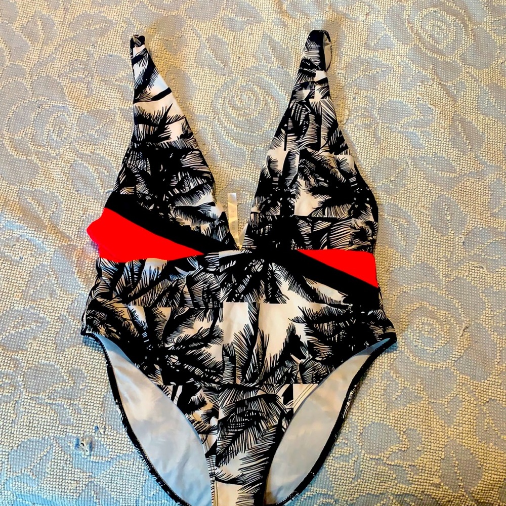 Fabletics size XL swimsuit, never worn